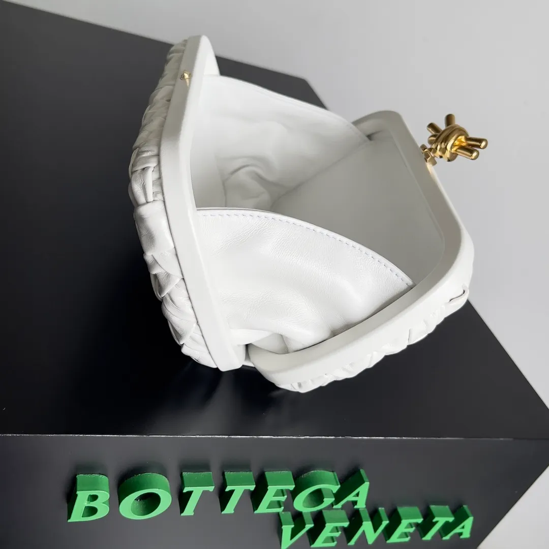Batch 1860 BV Knot | The classic return of the evening bag. Original leather ➕ Stainless steel hardware ➕ 24k real gold plating ➕ Fully handmade. Those who know the history of our brand should have heard that the knot is a story of Bottega Veneta, and it is also one of the more important design elements. Matthieu Blazy's work this season sublimates Knot's classics, with a new knot design and a woven shoulder strap, plus Fouland Intreccio's weaving technology, adding some fashion to the retro and nostalgic feel of the past. Style number: 717622 Size: 20.5*6*12.5